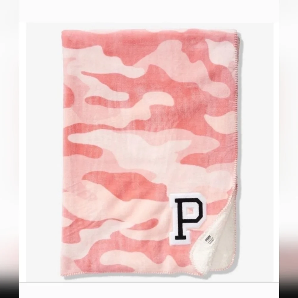 Victoria’s Secret Blanket VS Pink Camo Sherpa Blanket VS PINK Blanket 🆕️ Rare!